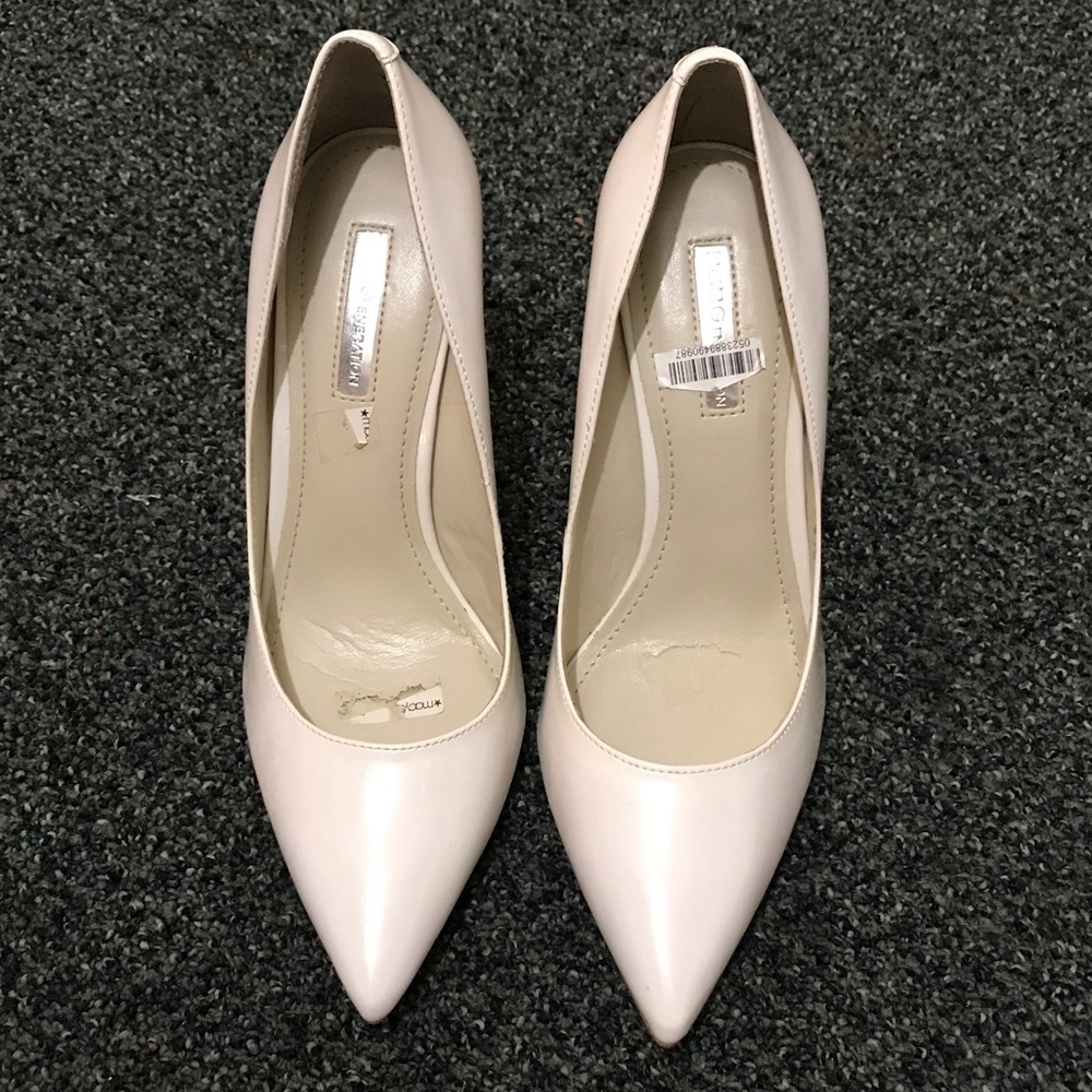 New! BCBG White pump